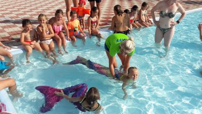 Children dresses as sirens in pool