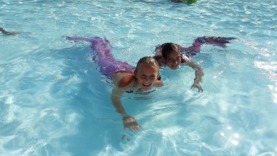 Children dresses as sirens in pool