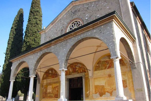 Madonna del frassino lago di garda facade